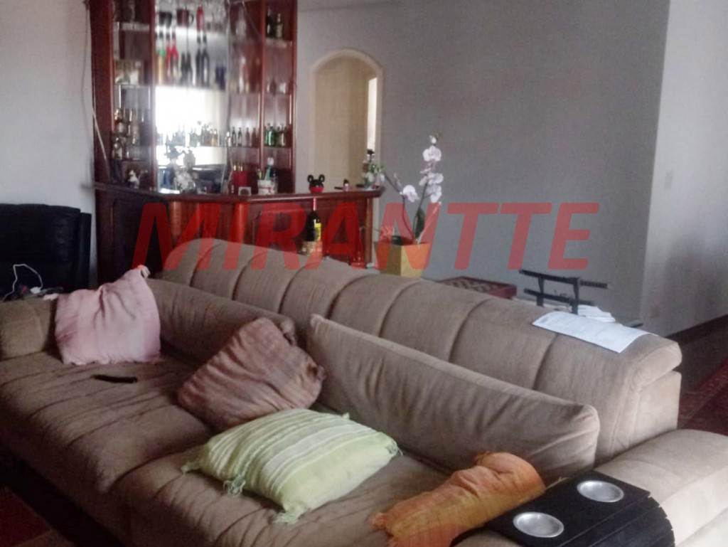Sobrado de 450m² com 4 quartos em Jardim Santa Mena