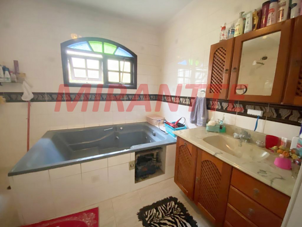 Sobrado de 216m² com 3 quartos em Jardim Santa Mena