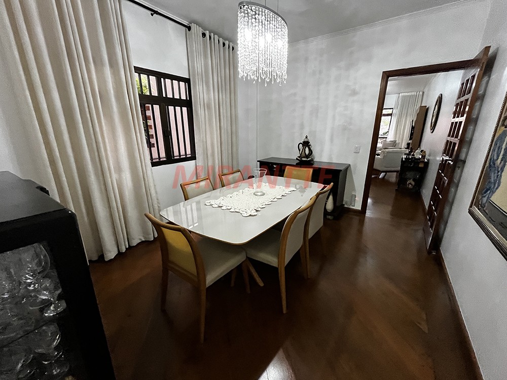 Sobrado de 194m² com 3 quartos em Horto Florestal