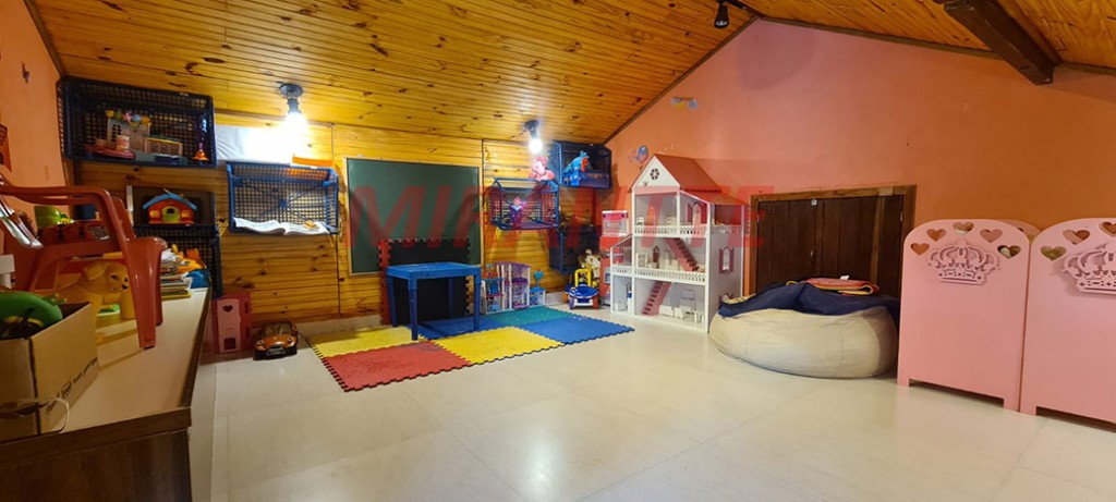 Sobrado de 450m² com 3 quartos em Serra Da Cantareira