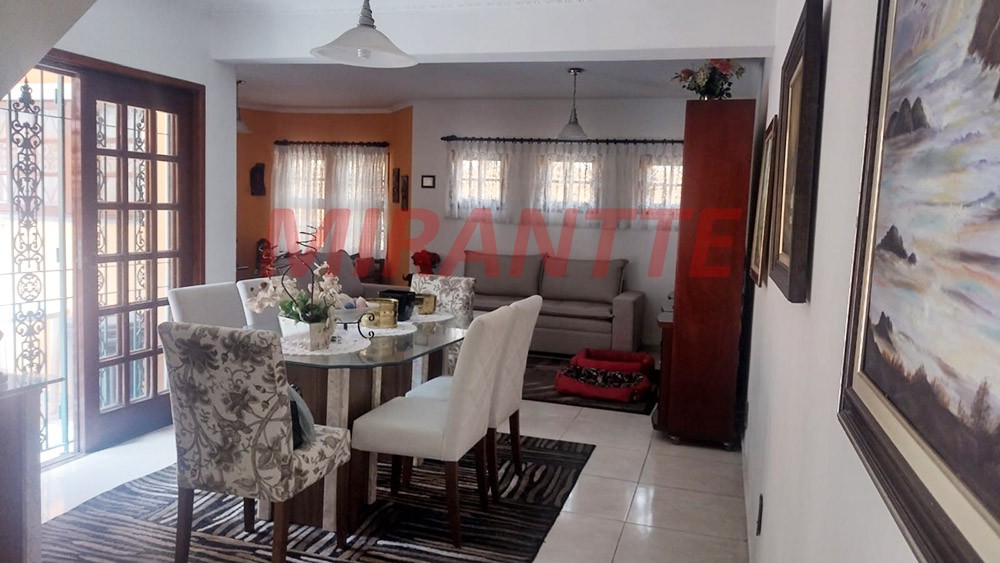 Sobrado de 183m² com 4 quartos em Água Fria