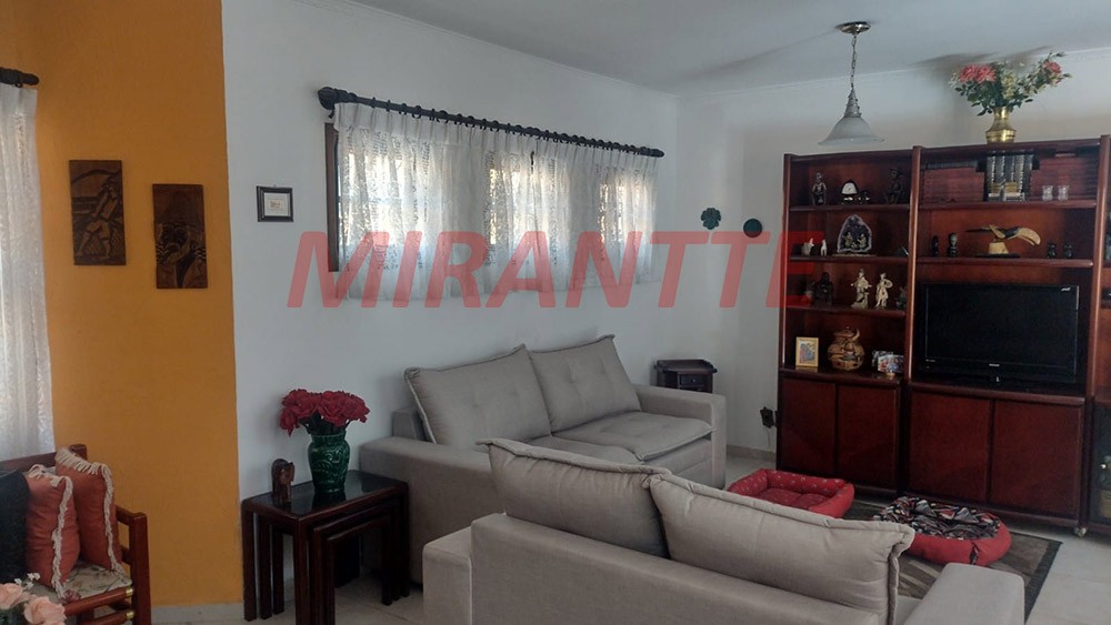 Sobrado de 183m² com 4 quartos em Água Fria