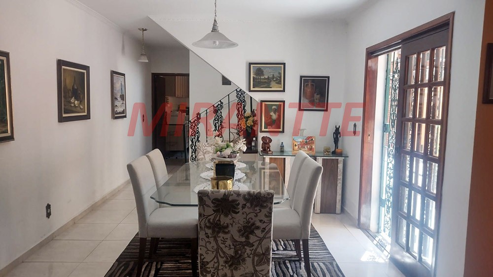 Sobrado de 183m² com 4 quartos em Água Fria