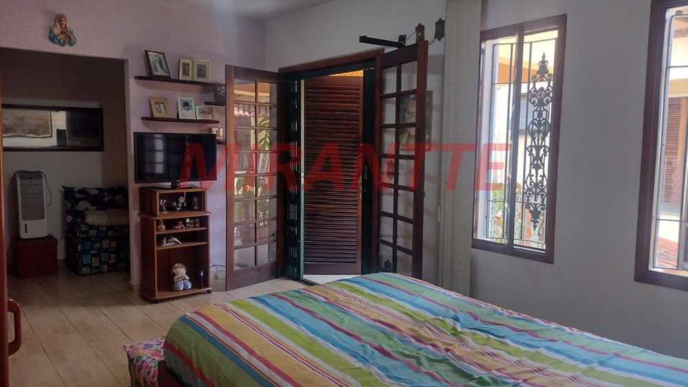Sobrado de 183m² com 4 quartos em Água Fria