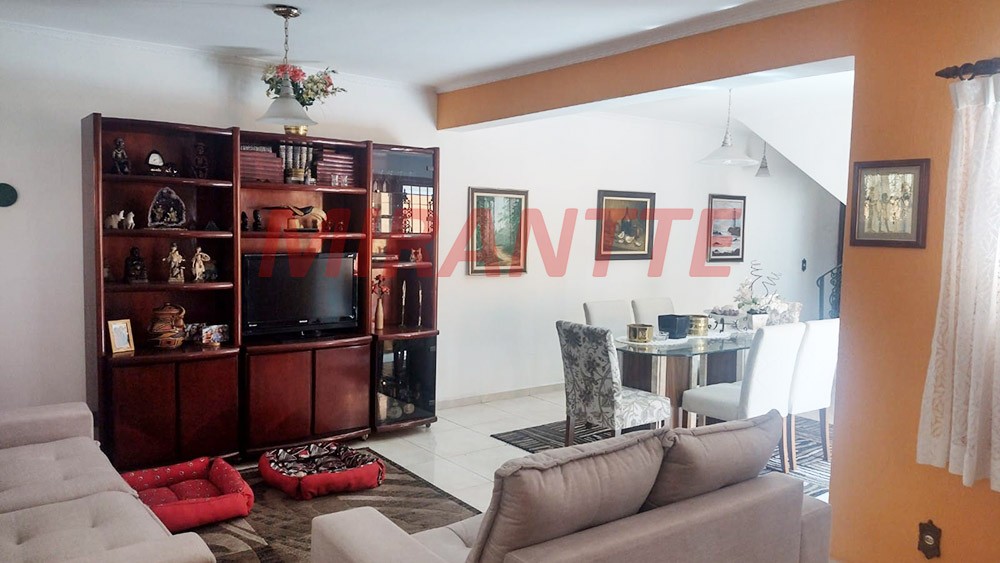 Sobrado de 183m² com 4 quartos em Água Fria