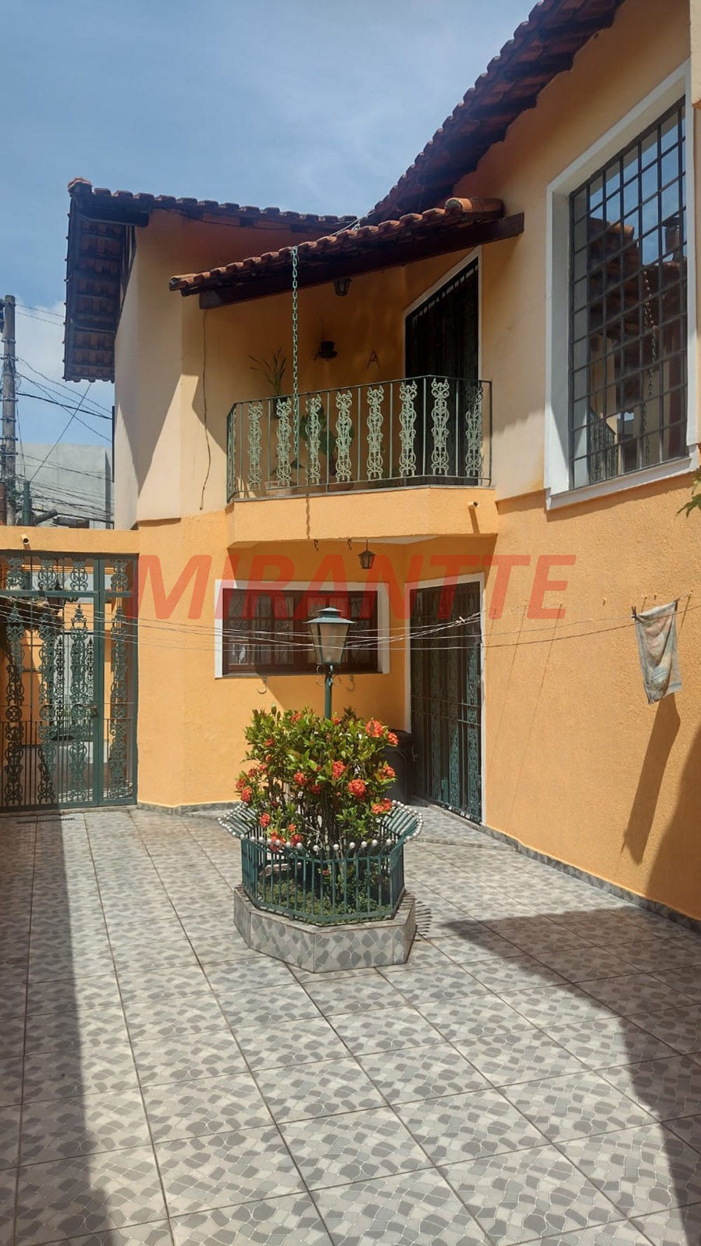 Sobrado de 183m² com 4 quartos em Água Fria