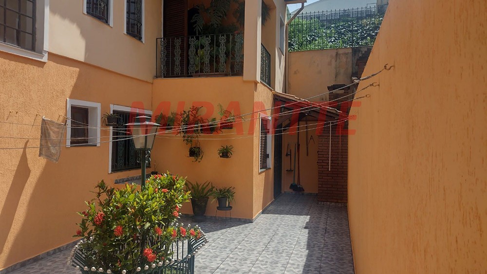 Sobrado de 183m² com 4 quartos em Água Fria