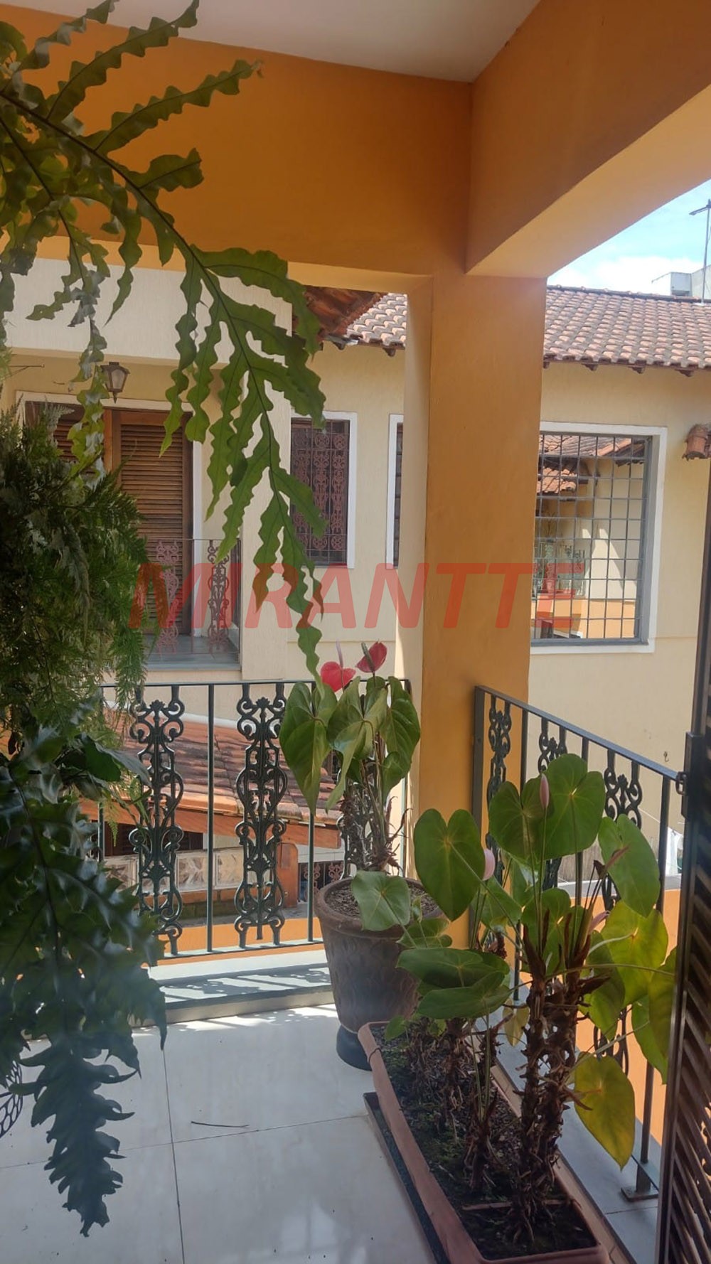 Sobrado de 183m² com 4 quartos em Água Fria