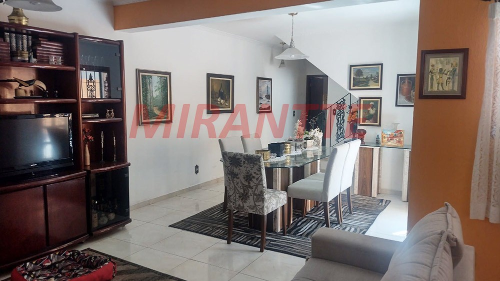 Sobrado de 183m² com 4 quartos em Água Fria
