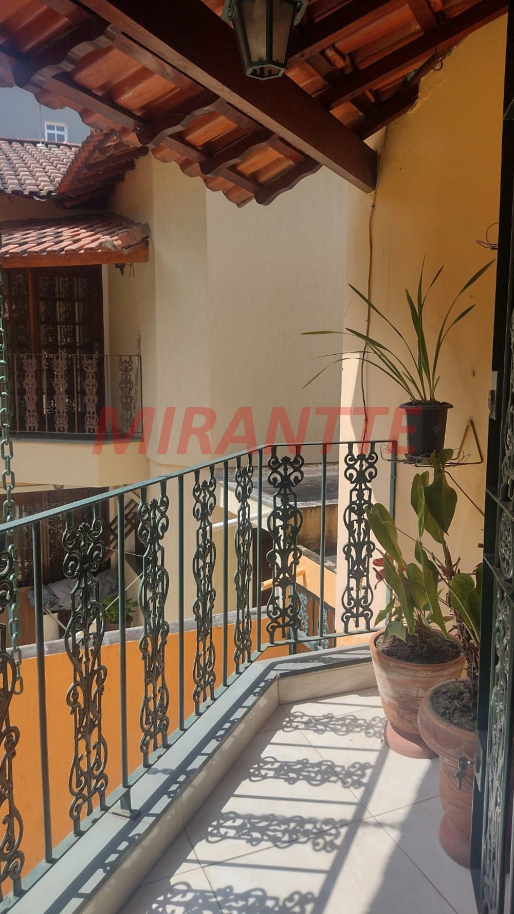 Sobrado de 183m² com 4 quartos em Água Fria