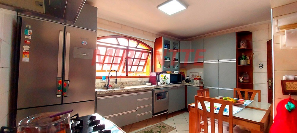 Sobrado de 138m² com 2 quartos em Água Fria