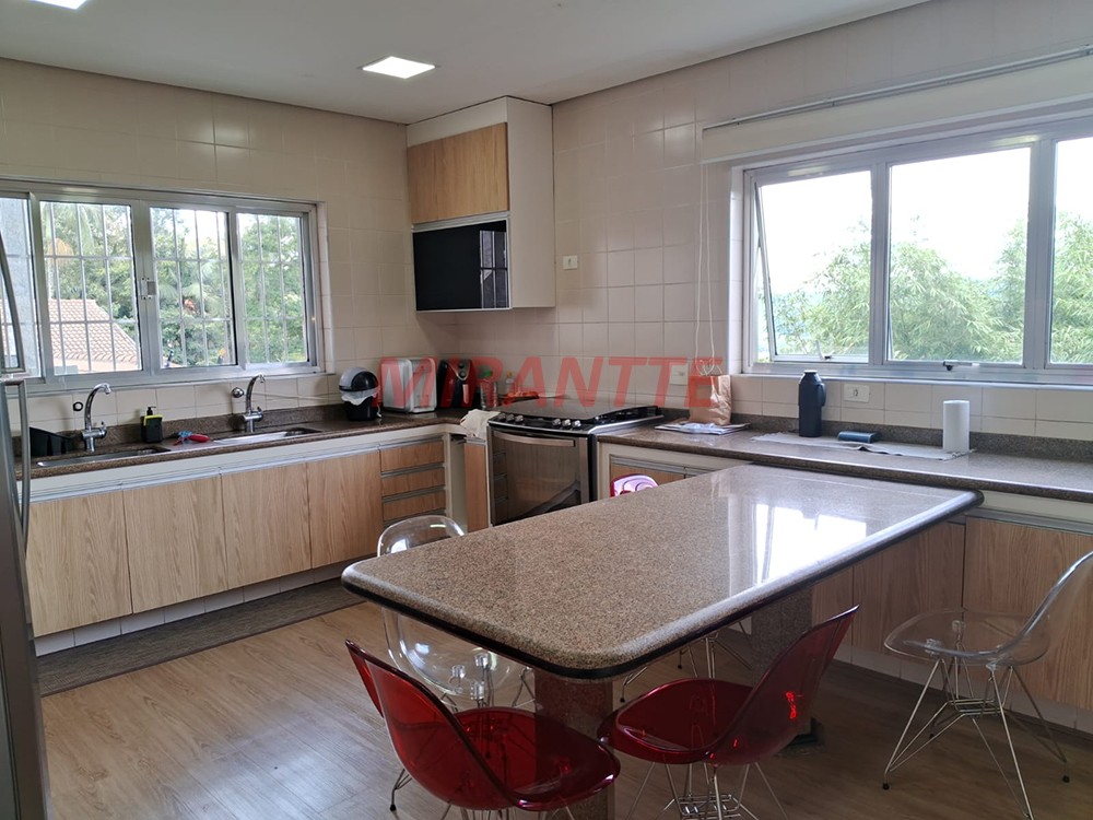 Sobrado de 360m² com 4 quartos em Serra da Cantareira
