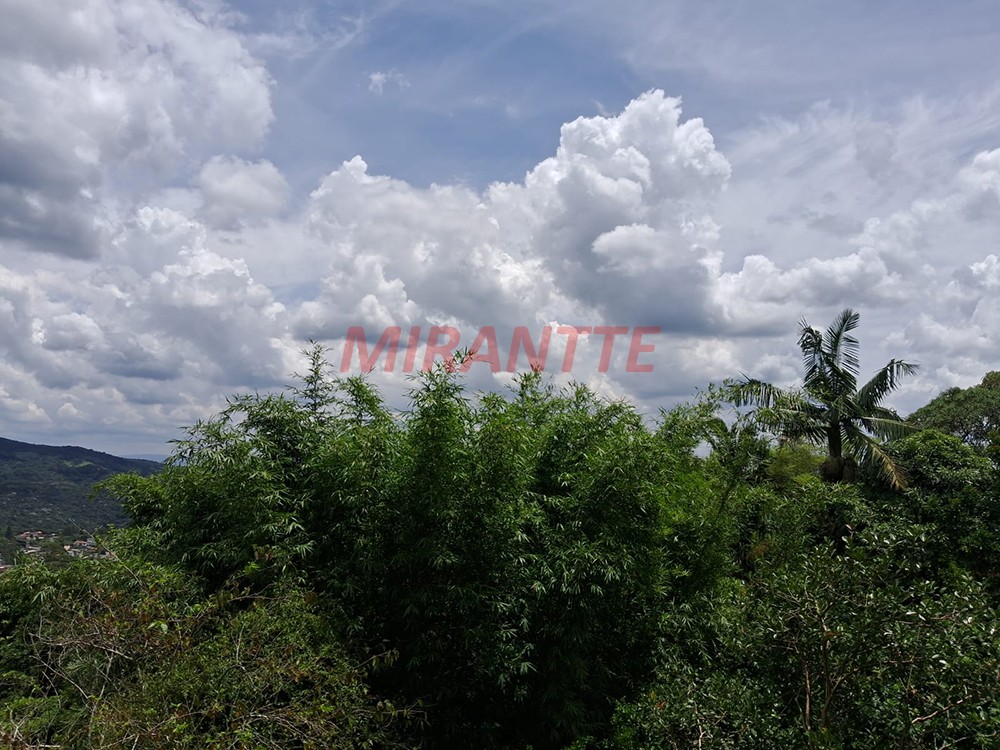 Sobrado de 360m² com 4 quartos em Serra da Cantareira