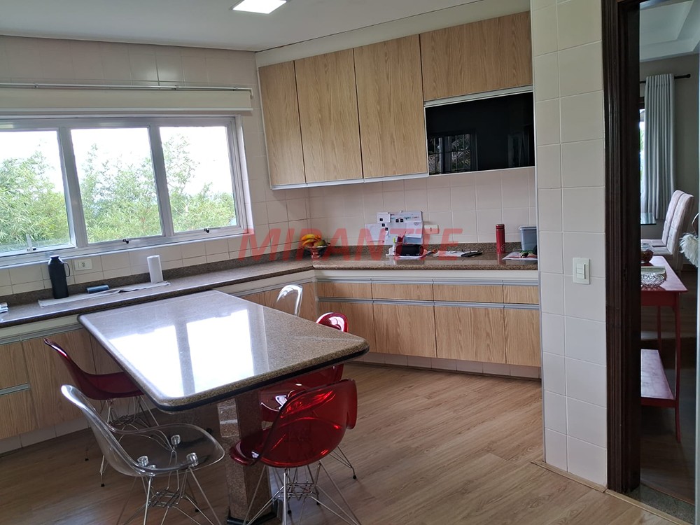 Sobrado de 360m² com 4 quartos em Serra da Cantareira