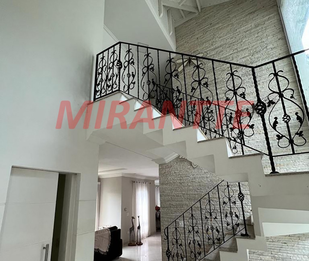 Sobrado de 325m² com 4 quartos em Serra Da Cantareira
