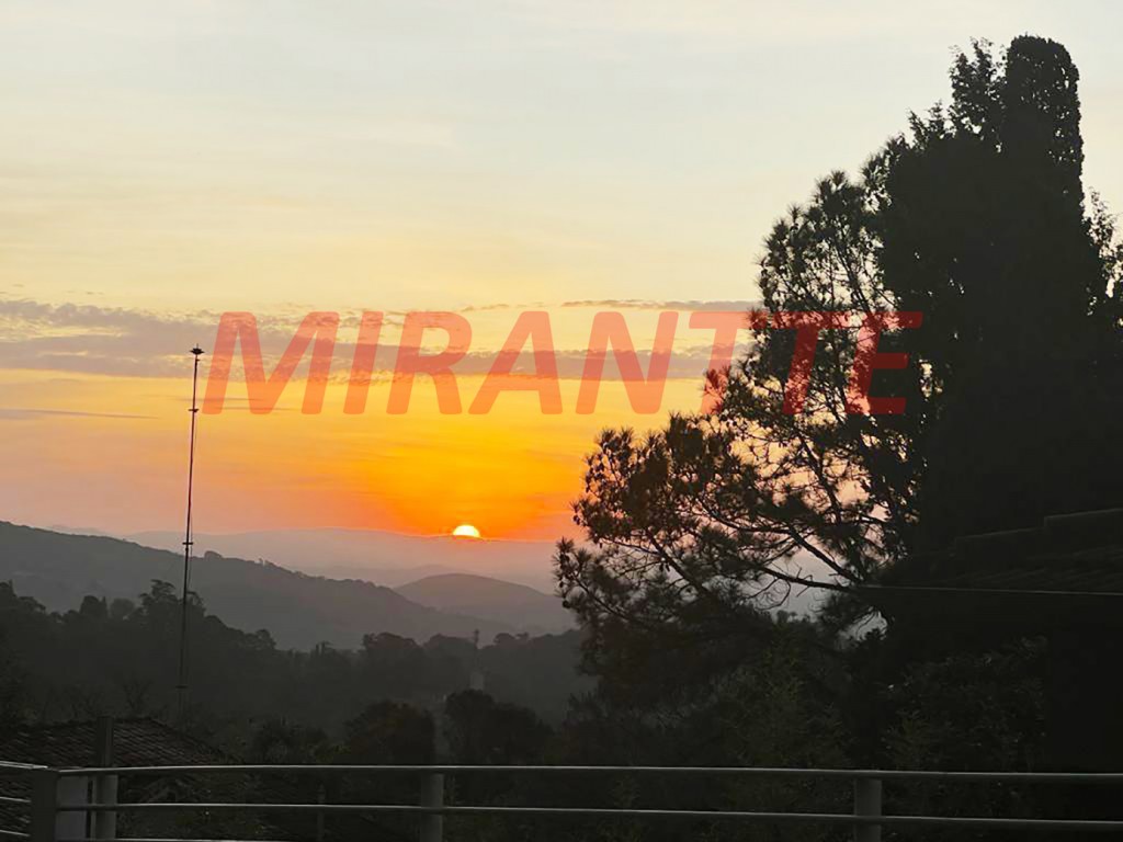 Sobrado de 325m² com 4 quartos em Serra Da Cantareira