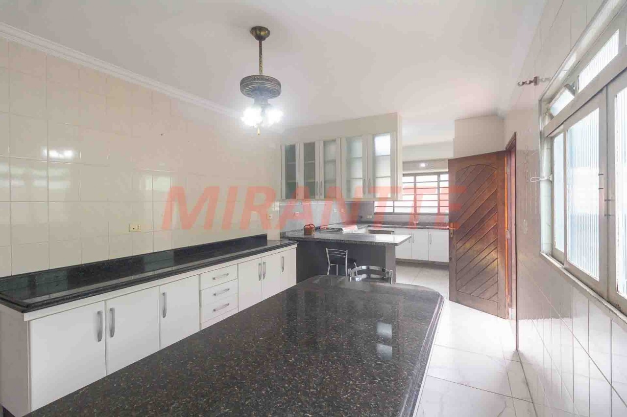 Sobrado de 310m² com 4 quartos em Vila Mazzei