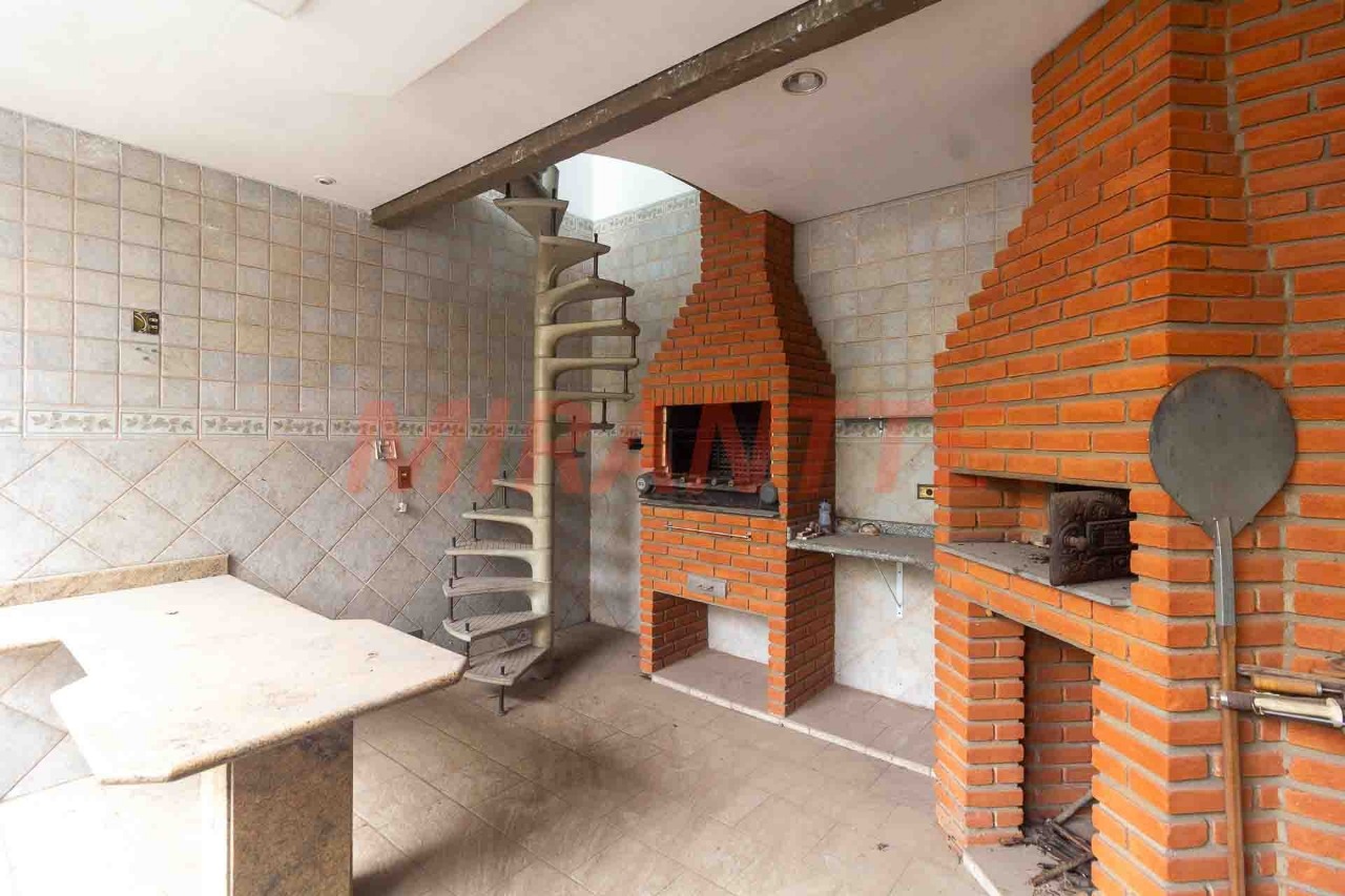 Sobrado de 310m² com 4 quartos em Vila Mazzei