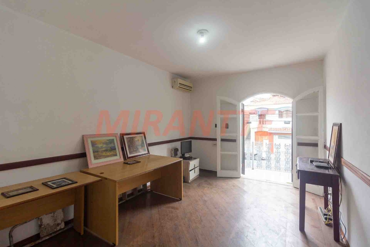 Sobrado de 310m² com 4 quartos em Vila Mazzei