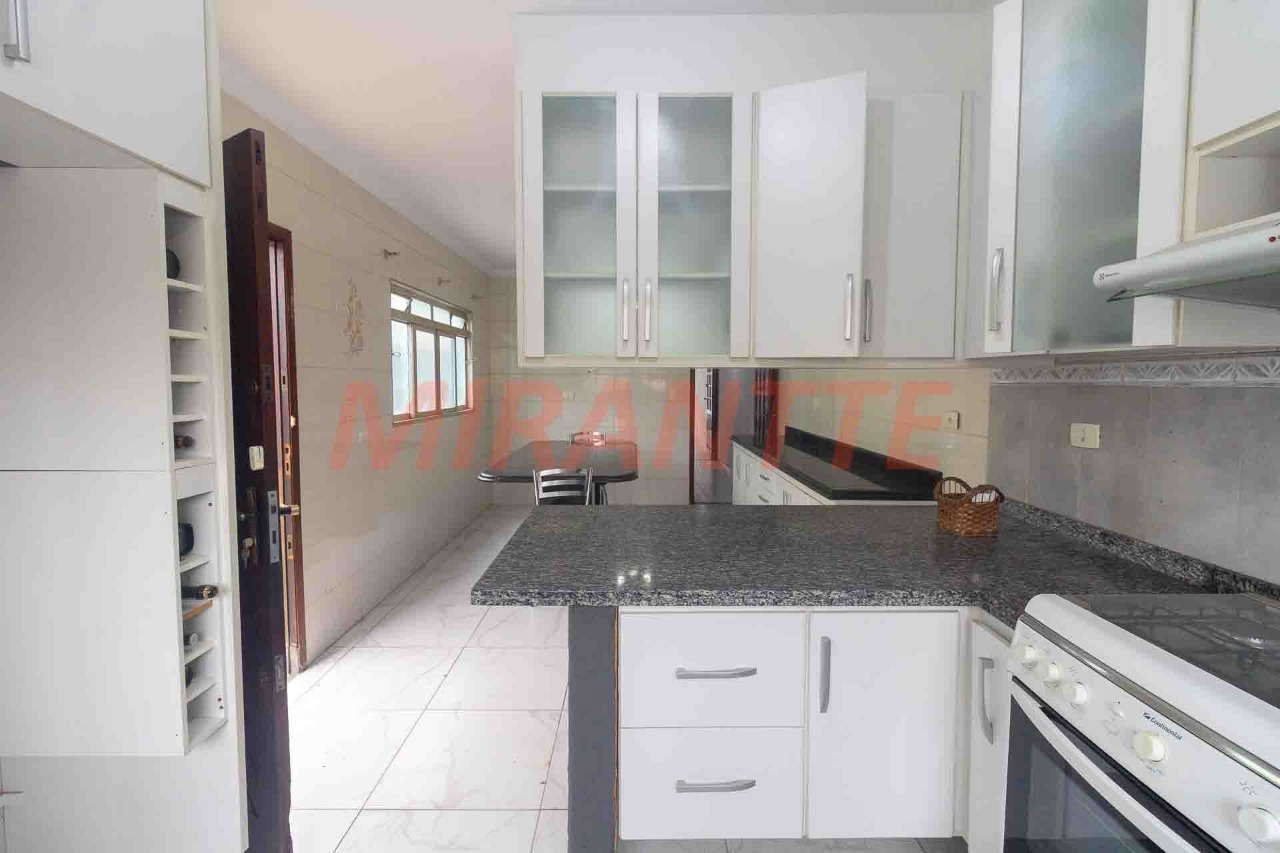Sobrado de 310m² com 4 quartos em Vila Mazzei