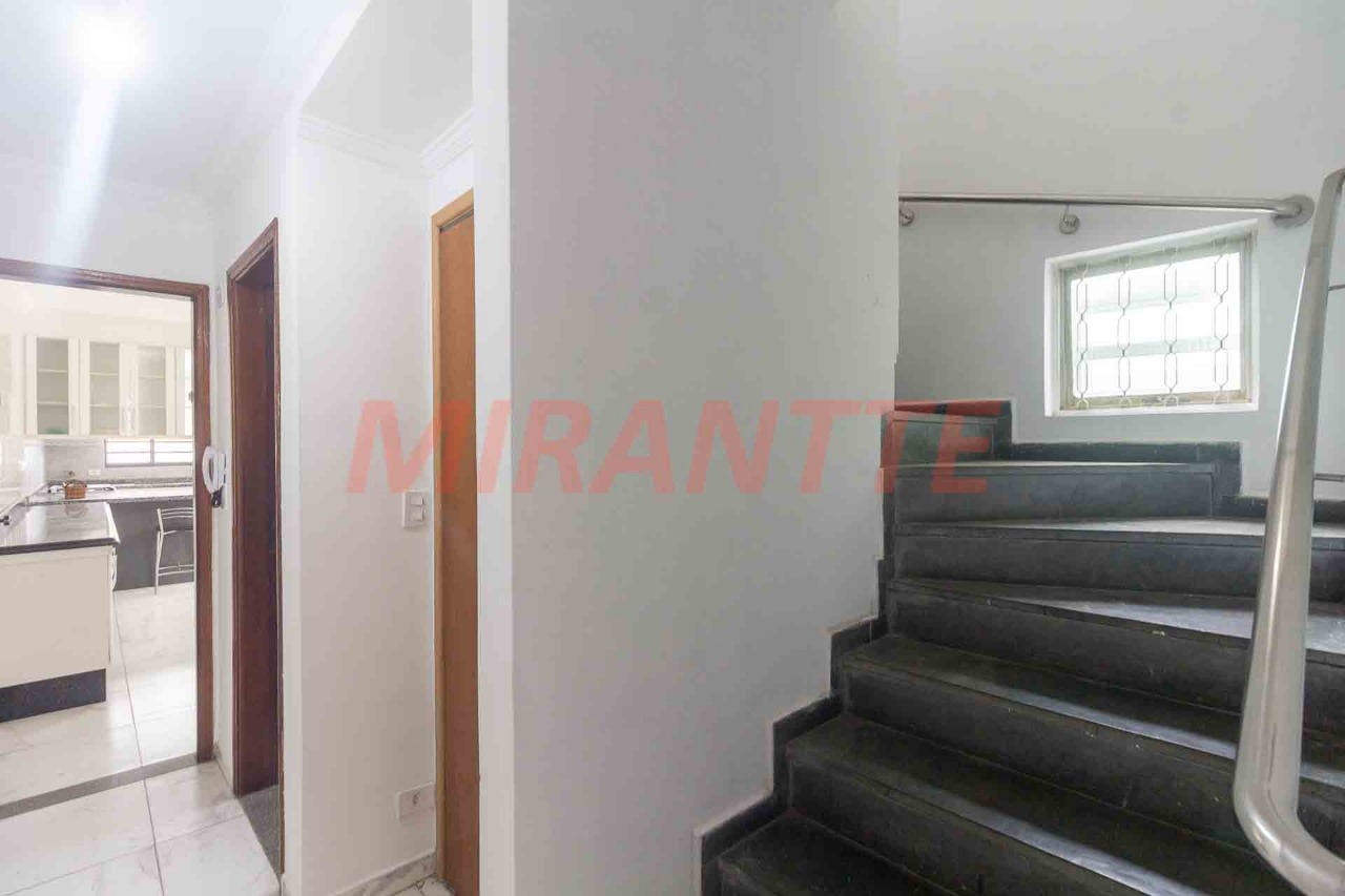 Sobrado de 310m² com 4 quartos em Vila Mazzei