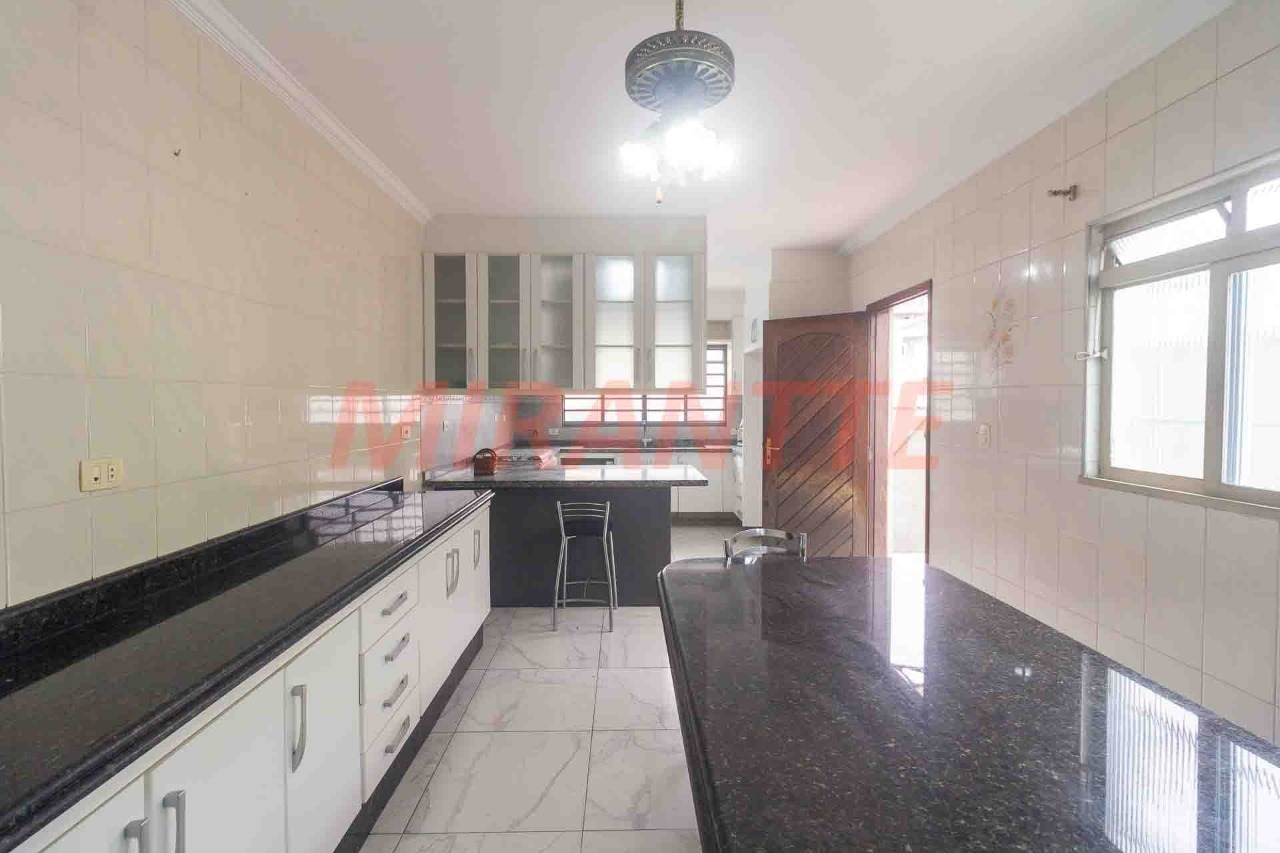 Sobrado de 310m² com 4 quartos em Vila Mazzei