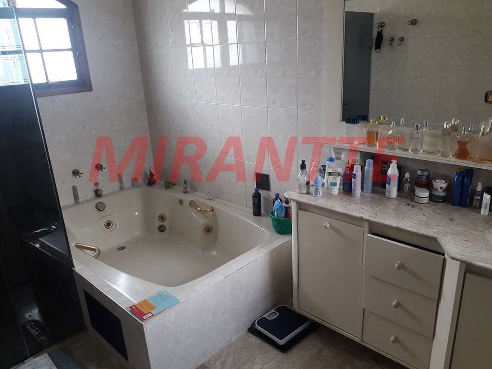 Sobrado de 235m² com 4 quartos em Bortolândia