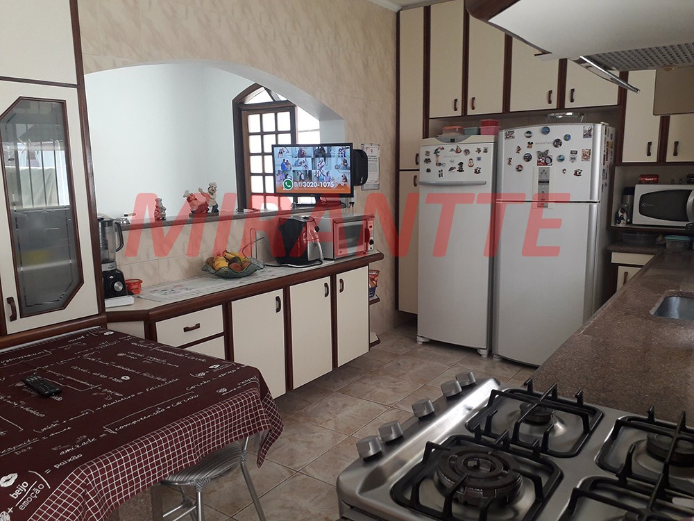 Sobrado de 235m² com 4 quartos em Bortolândia