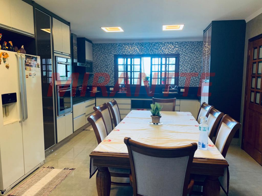 Sobrado de 704m² com 5 quartos em Serra da Cantareira
