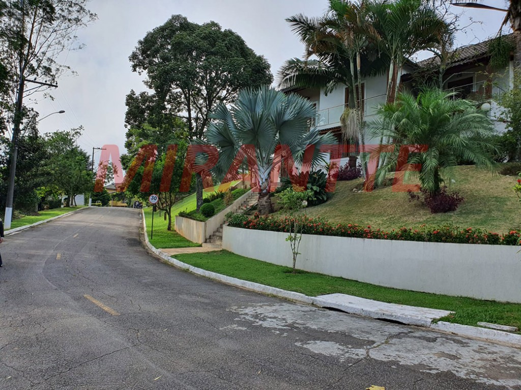 Sobrado de 704m² com 5 quartos em Serra da Cantareira
