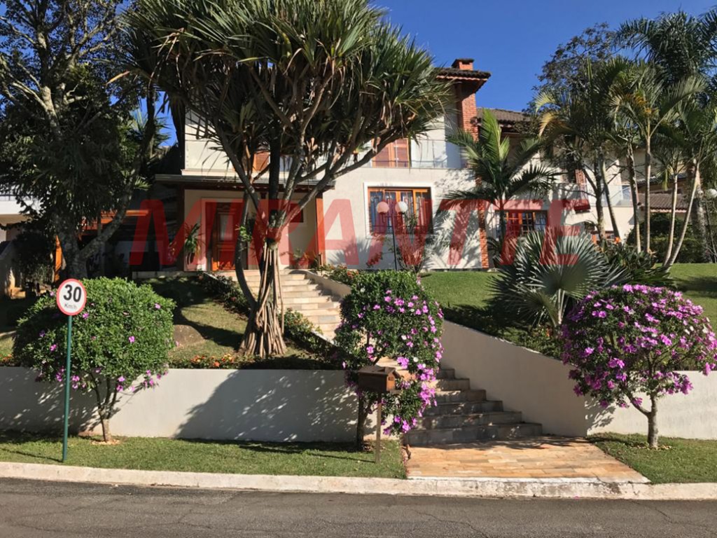 Sobrado de 704m² com 5 quartos em Serra da Cantareira