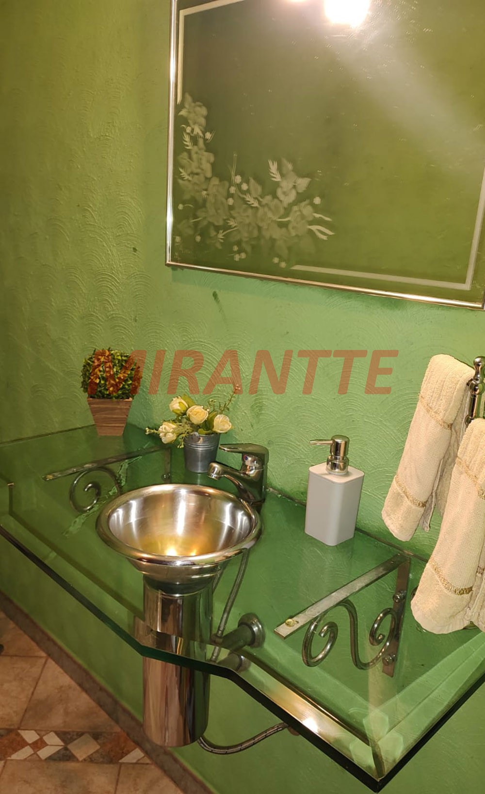 Sobrado de 200m² com 3 quartos em Jardim Guapíra