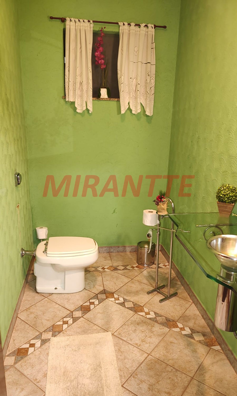 Sobrado de 200m² com 3 quartos em Jardim Guapíra