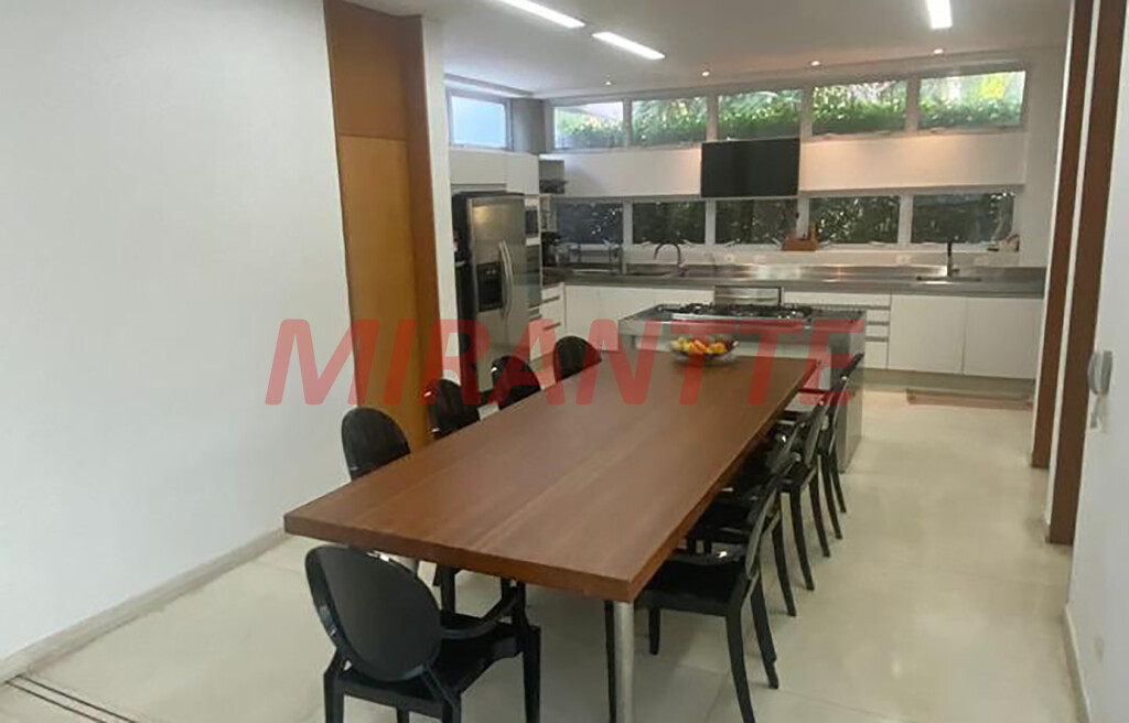 Sobrado de 900m² com 4 quartos em Alphaville
