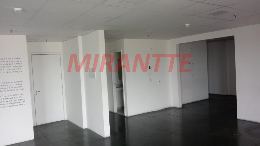 Comercial de 160m² em Limão