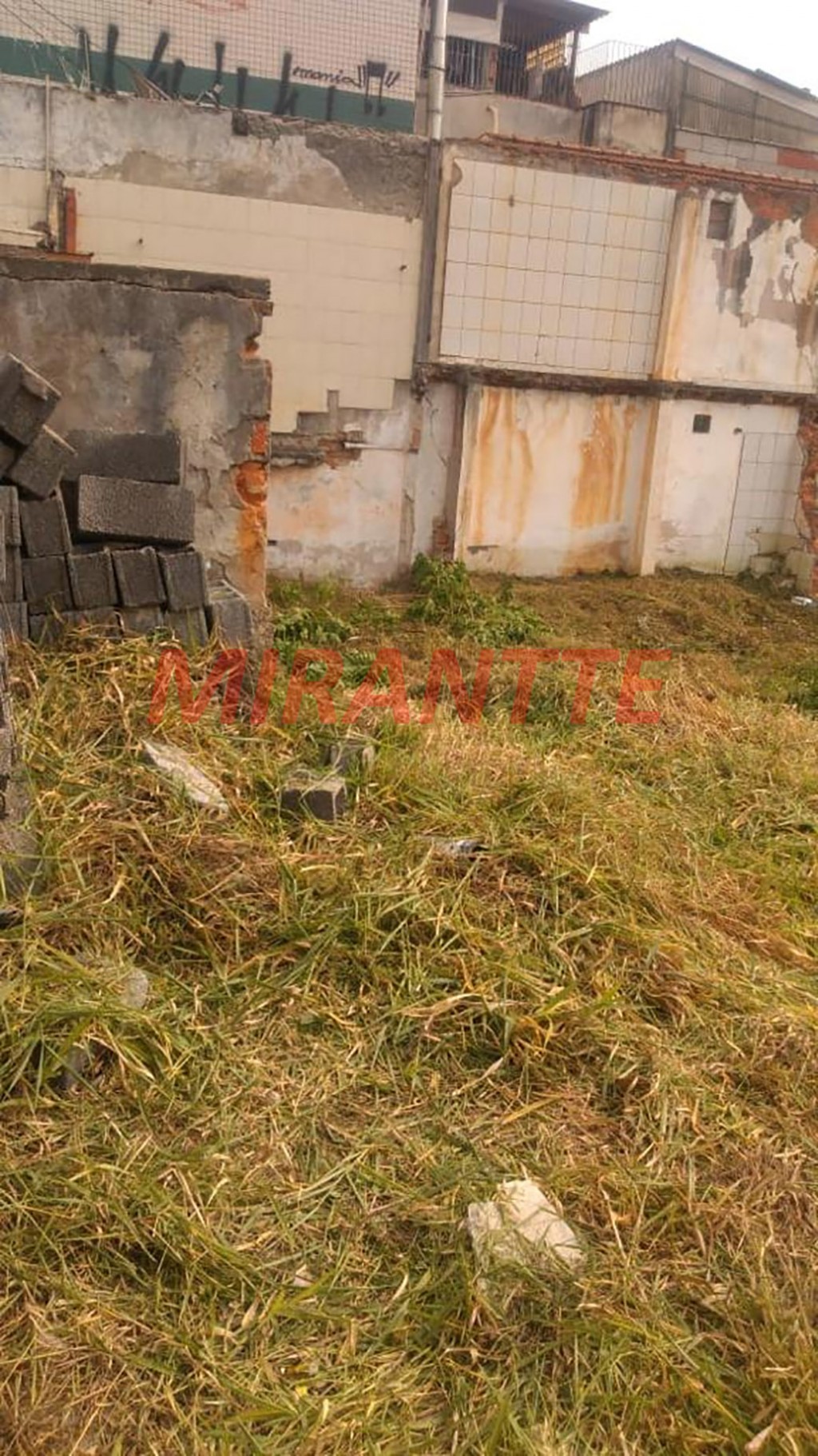 Terreno de 780m² em Limão