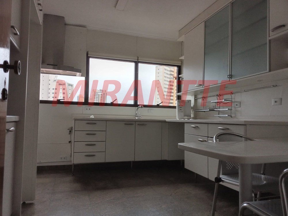 Apartamento de 190m² com 4 quartos em Água Fria