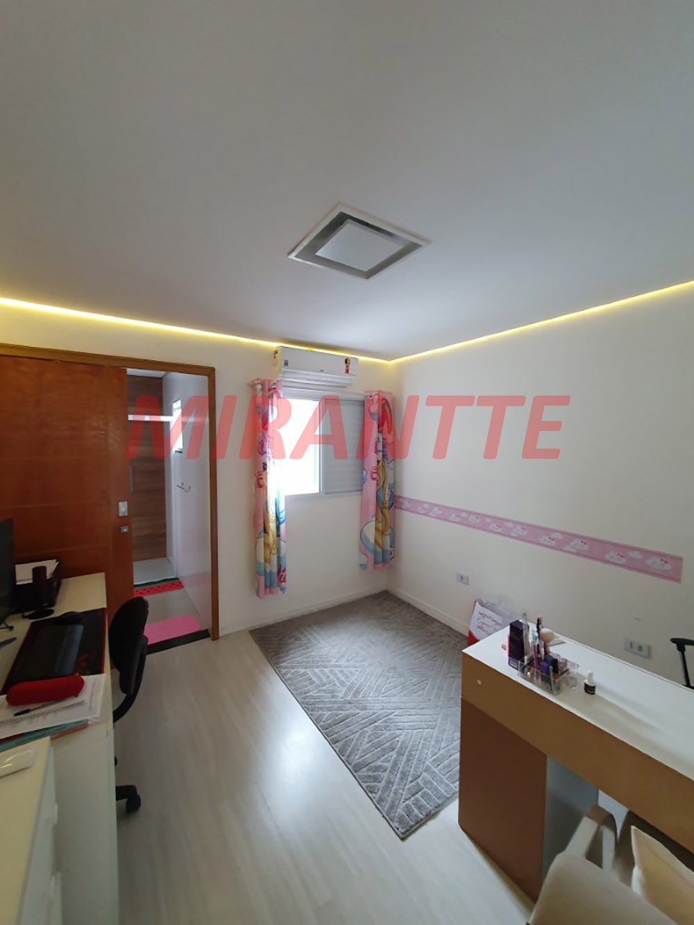 Sobrado de 182m² com 3 quartos em Vila Roque