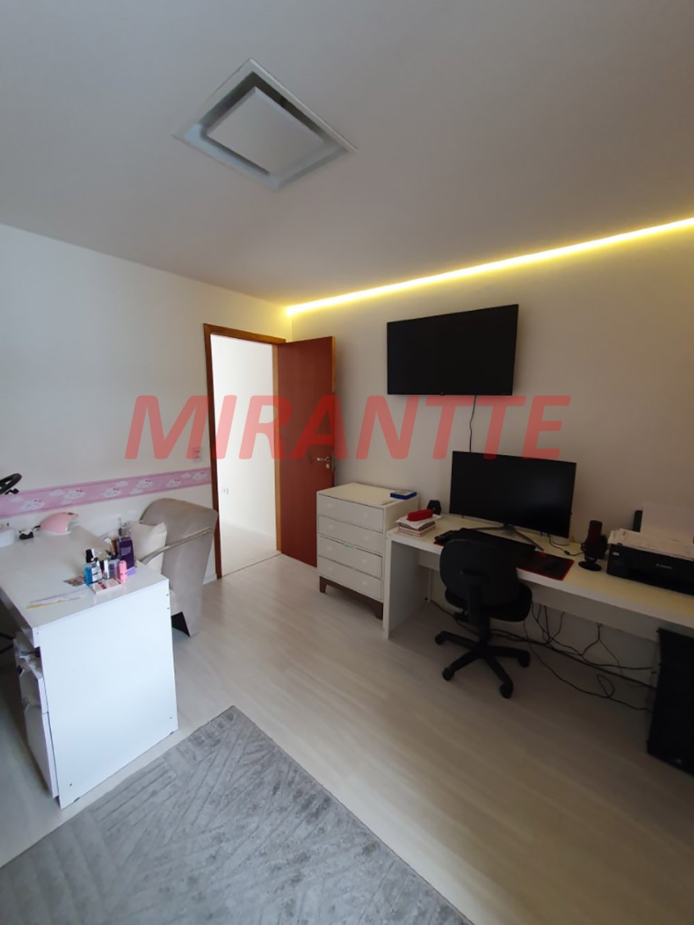 Sobrado de 182m² com 3 quartos em Vila Roque
