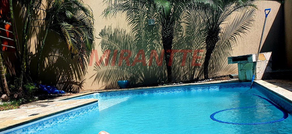 Sobrado de 430m² com 4 quartos em Tremembe
