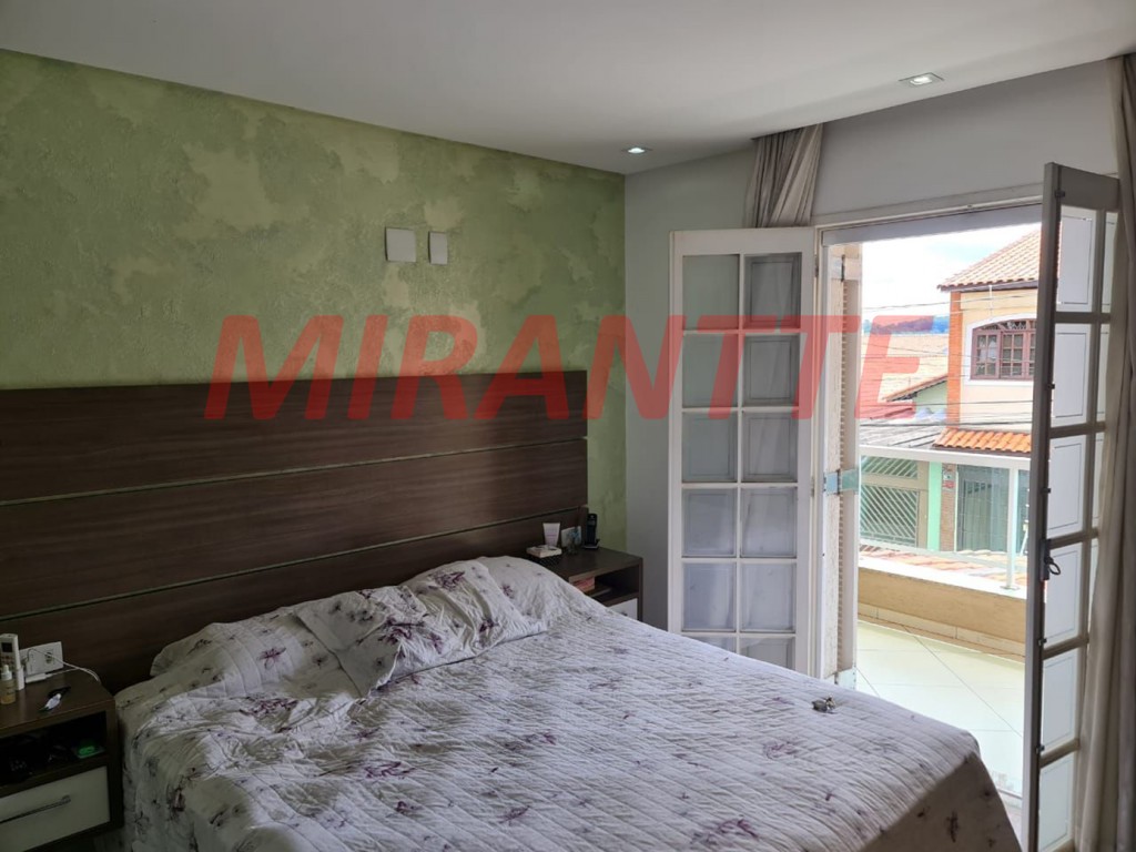 Sobrado de 240m² com 3 quartos em Vila Mazzei
