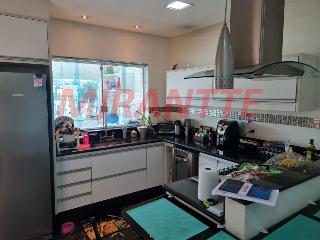 Sobrado de 240m² com 3 quartos em Vila Mazzei