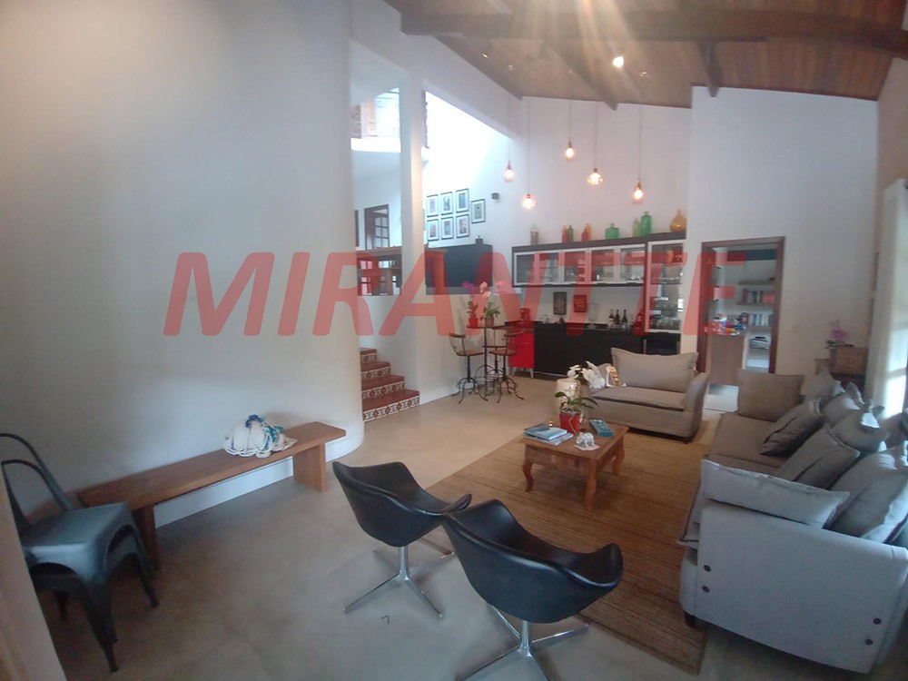 Sobrado de 350m² com 3 quartos em Serra da Cantareira