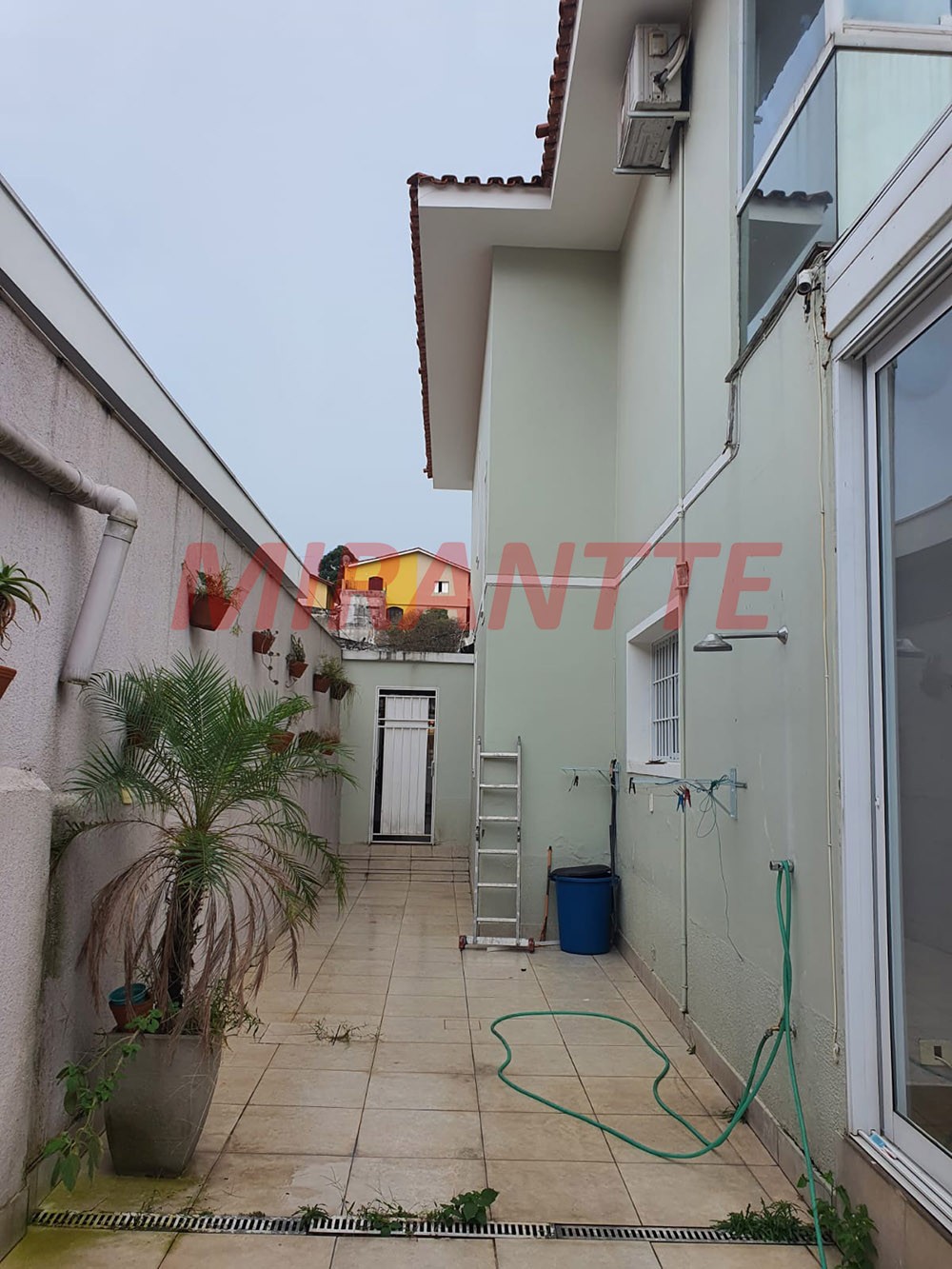Sobrado de 230m² com 3 quartos em Água Fria