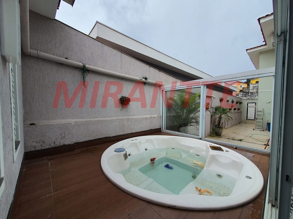 Sobrado de 230m² com 3 quartos em Água Fria