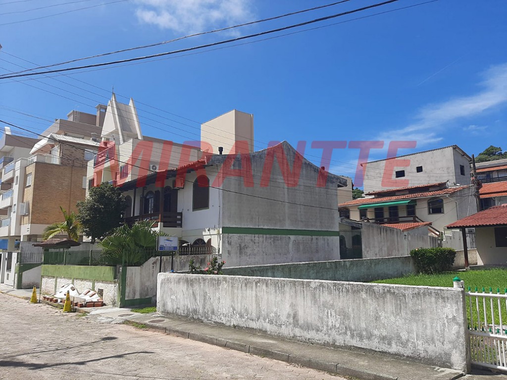 Sobrado de 400m² com 5 quartos em São João do Rio Vermelho