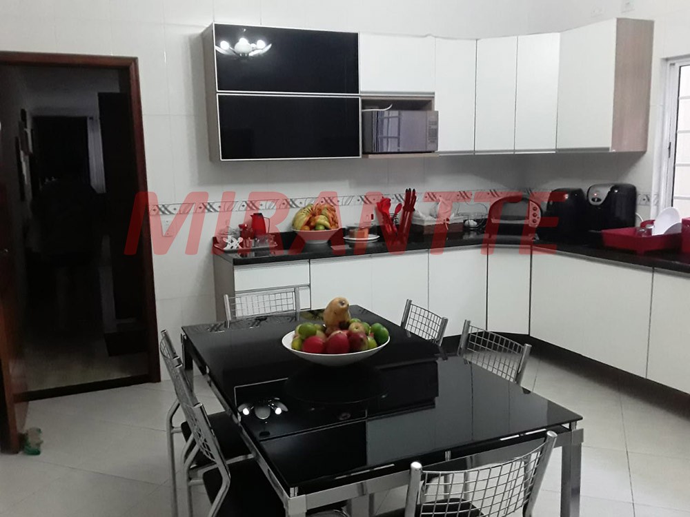 Sobrado de 240m² com 4 quartos em Vila Aurora