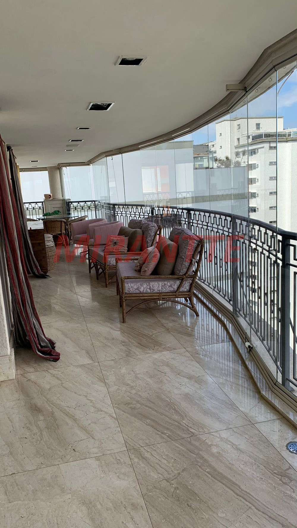 Apartamento de 325m² com 4 quartos em Água Fria
