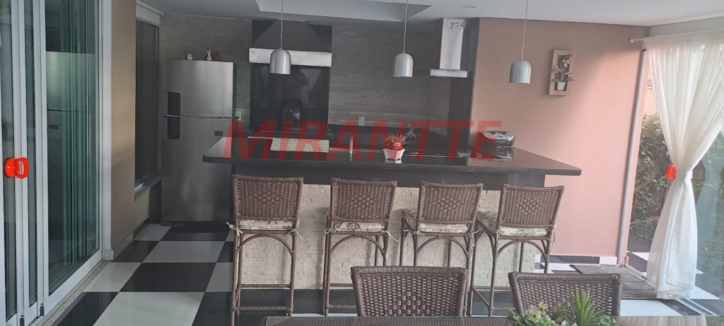 Sobrado de 791m² com 4 quartos em Água Fria
