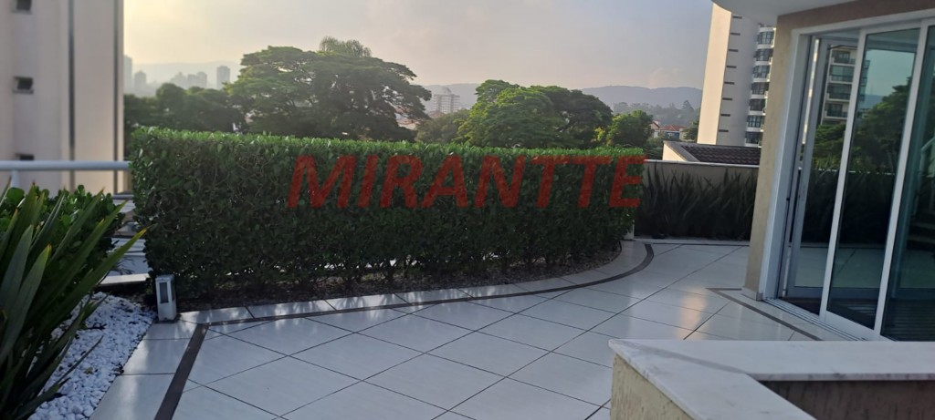 Sobrado de 791m² com 4 quartos em Água Fria
